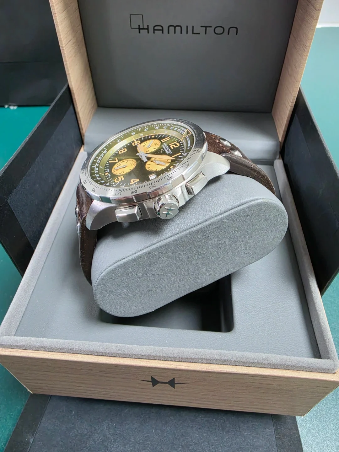 해밀턴 카키 X-윈드 쿼츠 워치 46mm HAM-N18266-1 실물 상세 이미지 2