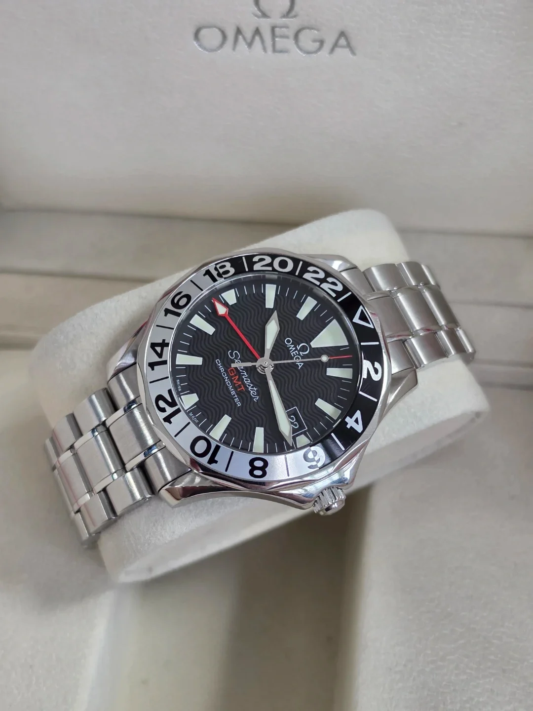오메가 씨마스터 GMT 50주년 한정판 OME-N11265-1 실물 상세 이미지 4